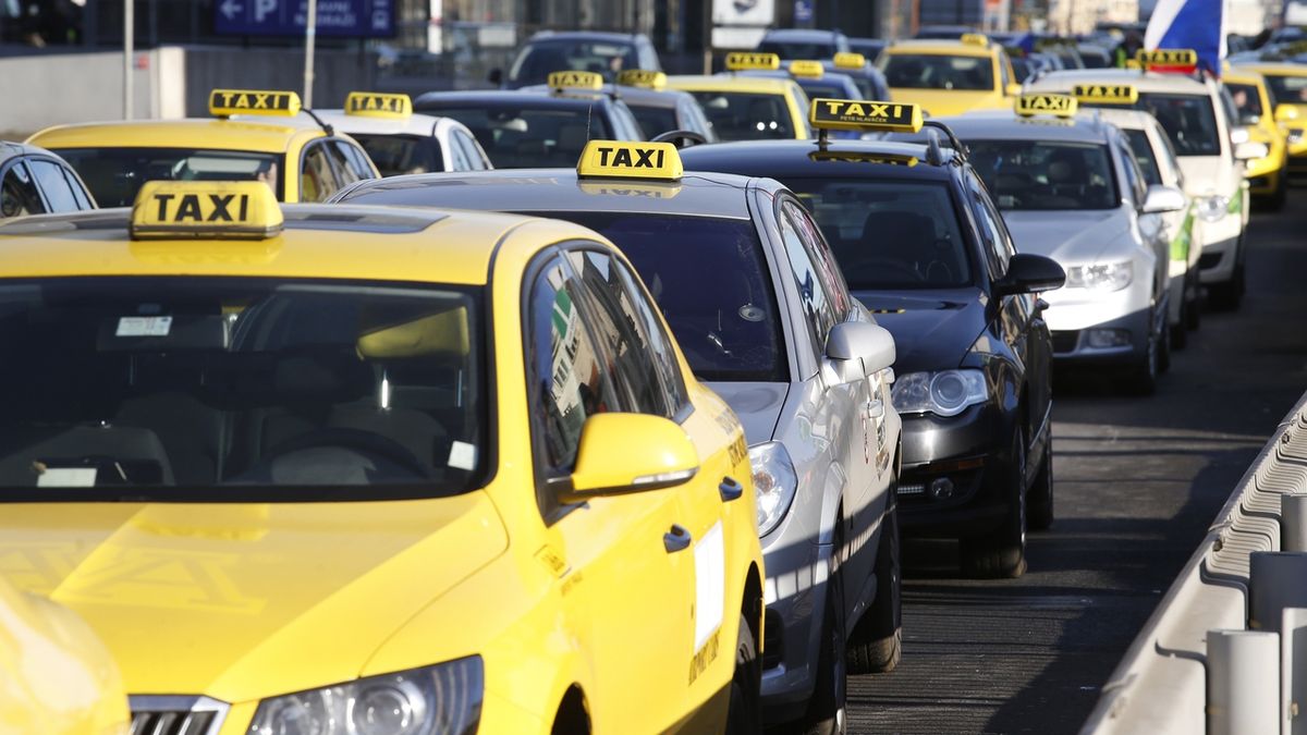 Po Praze jezdí taxikáři s falešnými doklady